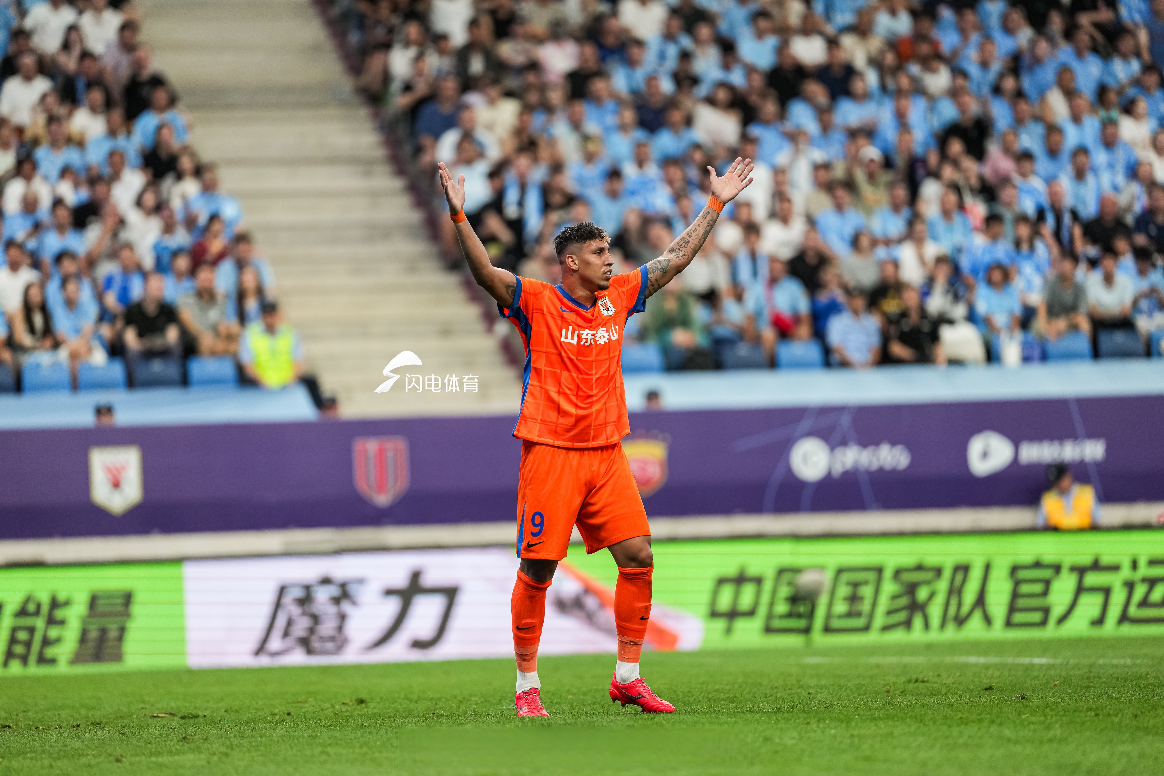 欧联赛程吃紧;山东泰山转会期临场应变;气氛紧张;团队化学反应显著