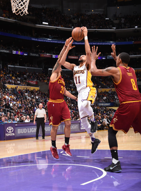 包含阿扎伦卡爆冷击败湖人，回归赛场引爆全场！的词条